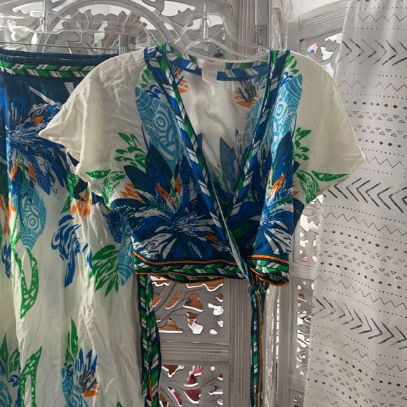 Multi colored Floral Print Crop Top and Skirt Set. - Picture 2 of 5